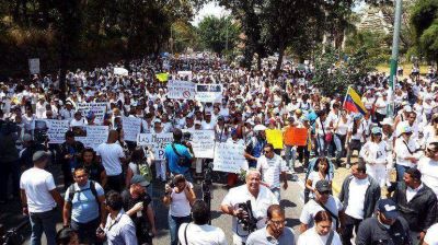 Opositores y chavistas marchan a un mes del inicio de las protestas en Venezuela