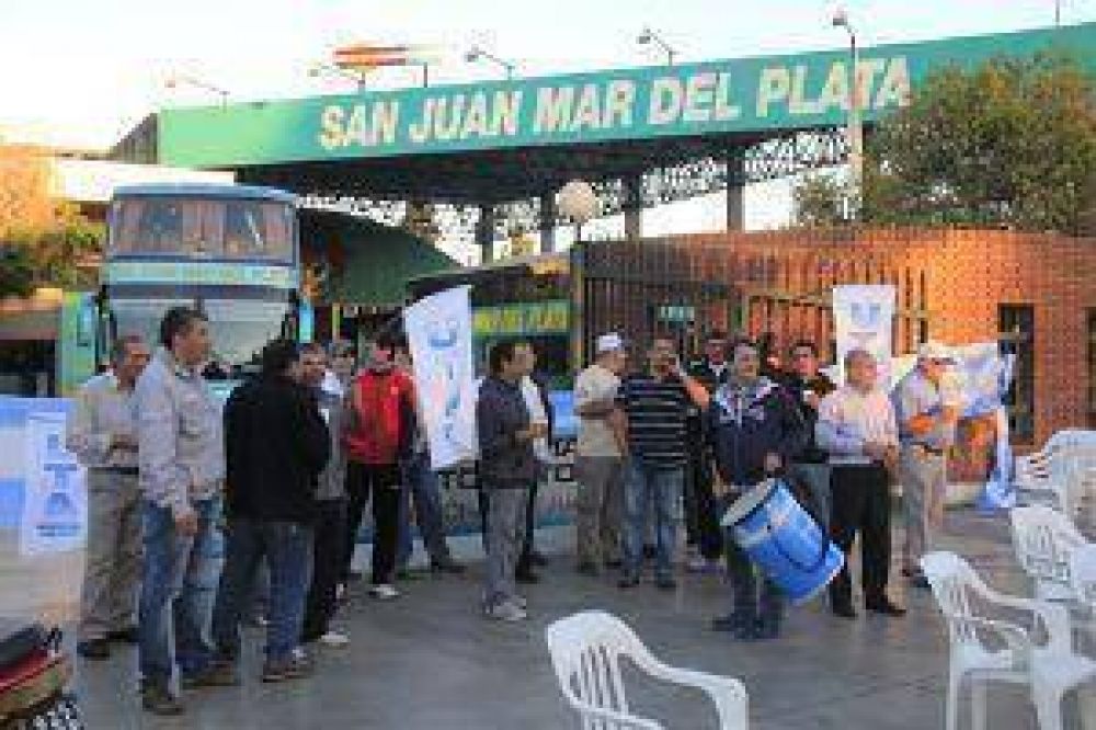 Bloqueo de trabajadores de UTA a empresa de colectivos local