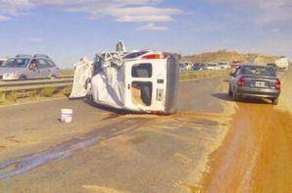 Vuelco y caos de tr�nsito en Ca�ad�n de las Cabras