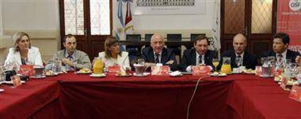 "Anticiparnos en defensa de producci�n y trabajo"