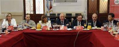 "Anticiparnos en defensa de producci�n y trabajo"