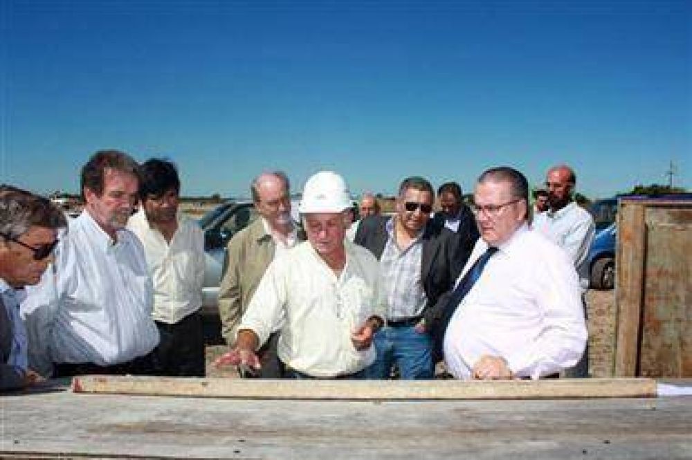 Henn y Ciancio recorrieron obras del acueducto en Desv�o Arij�n