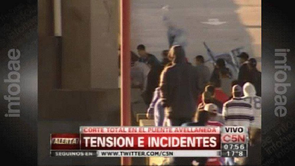 Piquete violento: arrojaron del Puente Avellaneda a un joven que quer�a avanzar con su moto