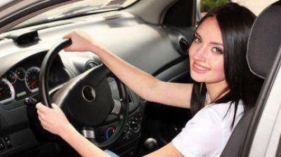 Mujeres al volante: chocan m�s que los hombres pero en accidentes menos graves