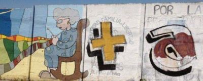 Abuelas denunci� que taparon un mural con una pintada massista