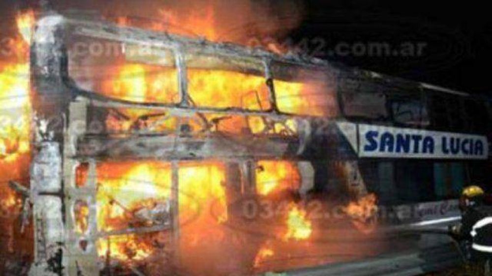 Un colectivo con 39 pasajeros se incendi� en plena marcha en la ruta 14