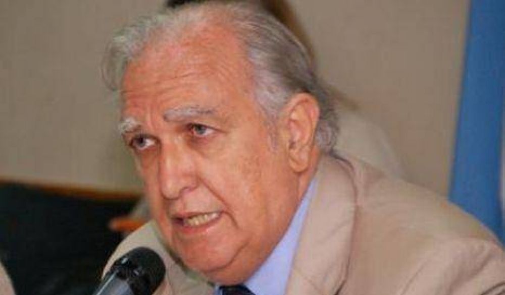 Gil Lavedra critic� acercamiento de Carri� a Macri