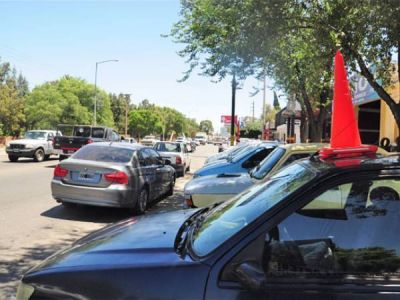 Multan a concesionarias de autos por ocupar las veredas