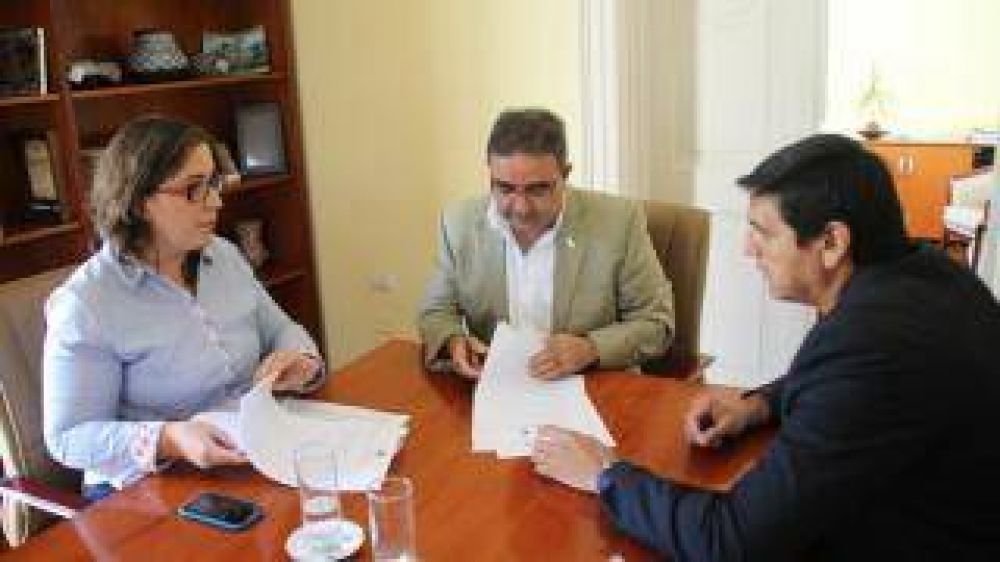 Jalil firm� ordenanzas por el aumento docente