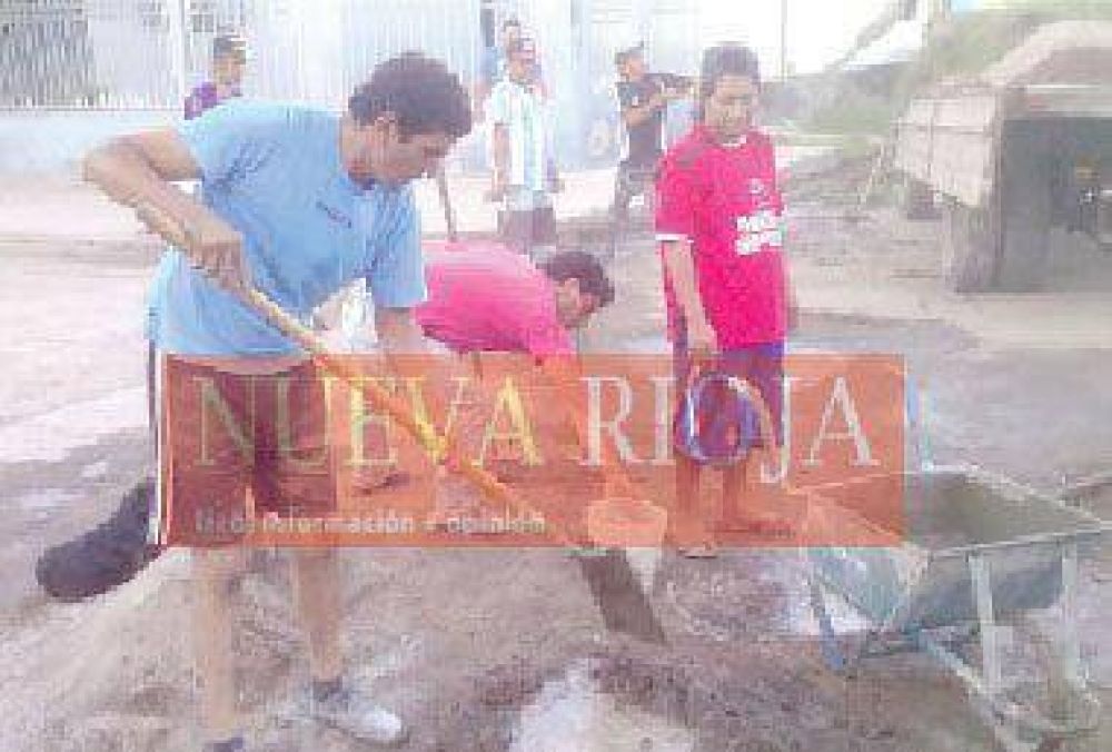 J�venes realizan el bacheo de calles de su barrio