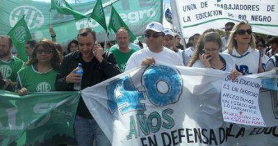 Masiva marcha a los puentes que unen Cipolletti con Neuqu�n