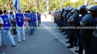 Periodistas marcharon al Ejecutivo pidiendo respuestas, pero los recibi� la Infanter�a