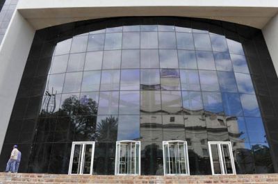 Alperovich visit� la Corte, y hoy se aprueba la ley contra dealers