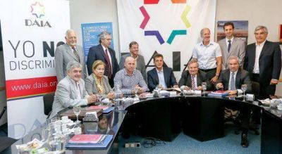Massa se reuni� con con la DAIA y pidi� por la derogaci�n del acuerdo con Ir�n