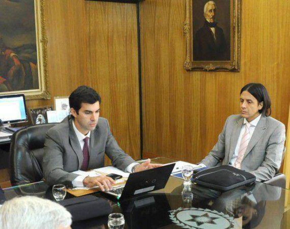 Parodi justifica la tenencia masiva de licencias de remis