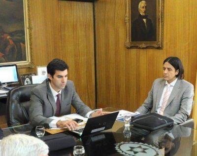 Parodi justifica la tenencia masiva de licencias de remis