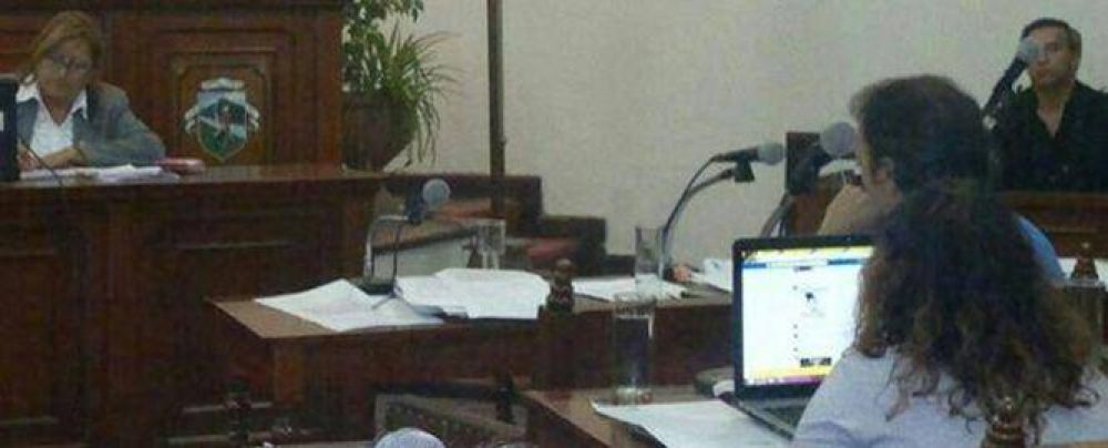 Una concejal del PO revisaba su Facebook en plena sesi�n