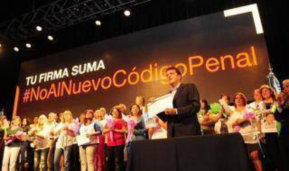 Junto a familiares de v�ctimas de la inseguridad, Massa encabez� acto contra la reforma del C�digo Penal