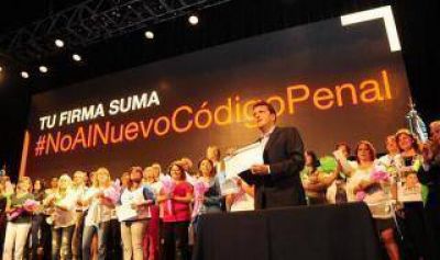 Junto a familiares de v�ctimas de la inseguridad, Massa encabez� acto contra la reforma del C�digo Penal