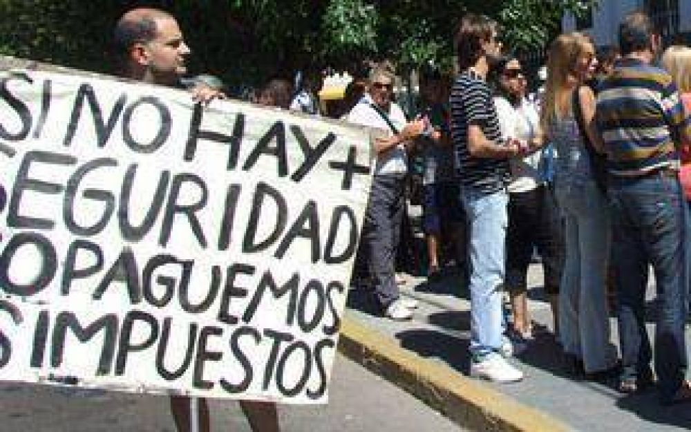 Vecinos de Lomas se manifestaron para reclamar m�s seguridad