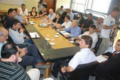 La nueva oferta del gobierno no conforma a los gremios: no se movieron del 26%