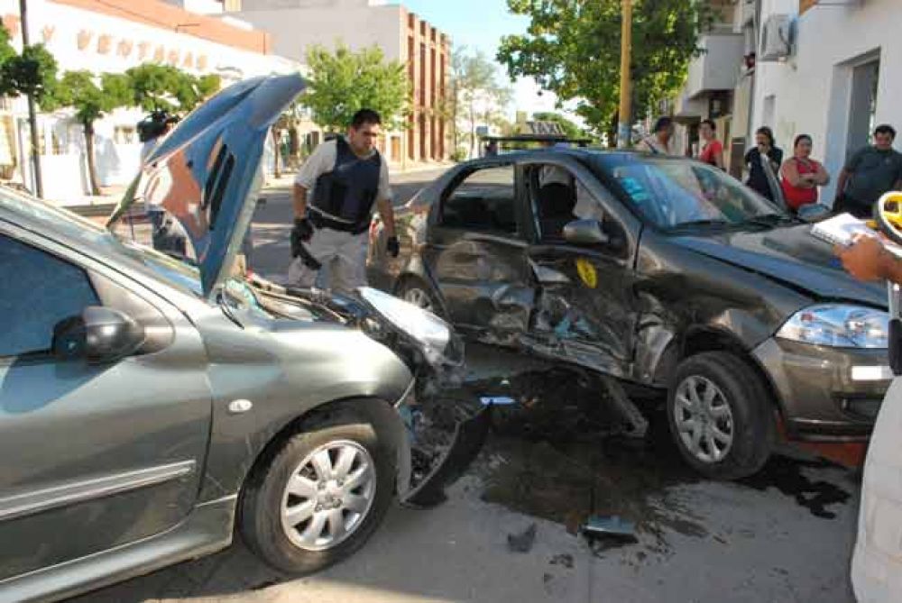 Violenta colisi�n en pleno centro
