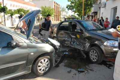 Violenta colisi�n en pleno centro