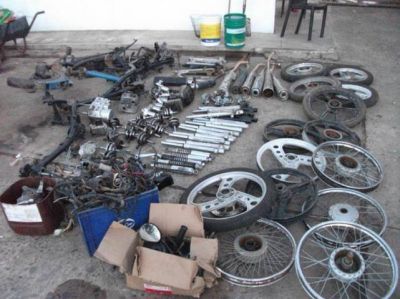 Detienen a dos menores por robo de autopartes de motos