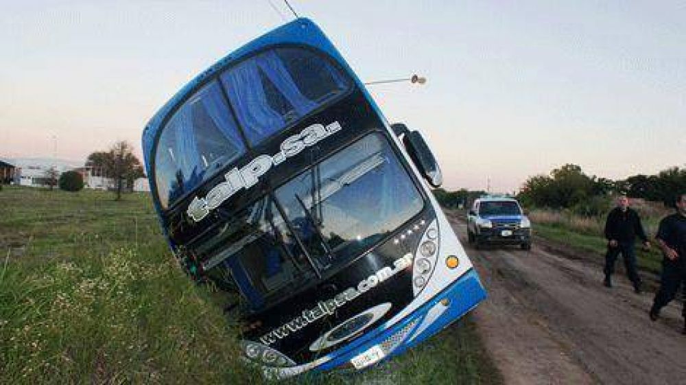 Se despist� un micro con dieciocho pasajeros en el acceso a Moquehu� 