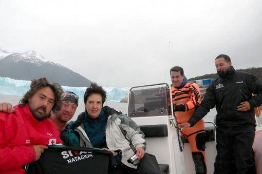 Travesa por el Lago Argentino: un nadador recorri dos mil metros
