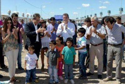 Tupungato: Paco P�rez entreg� viviendas en dos barrios