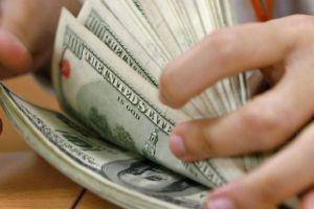 D�lar oficial subi� un centavo a  $ 7,895 y el blue avanz� a $ 11