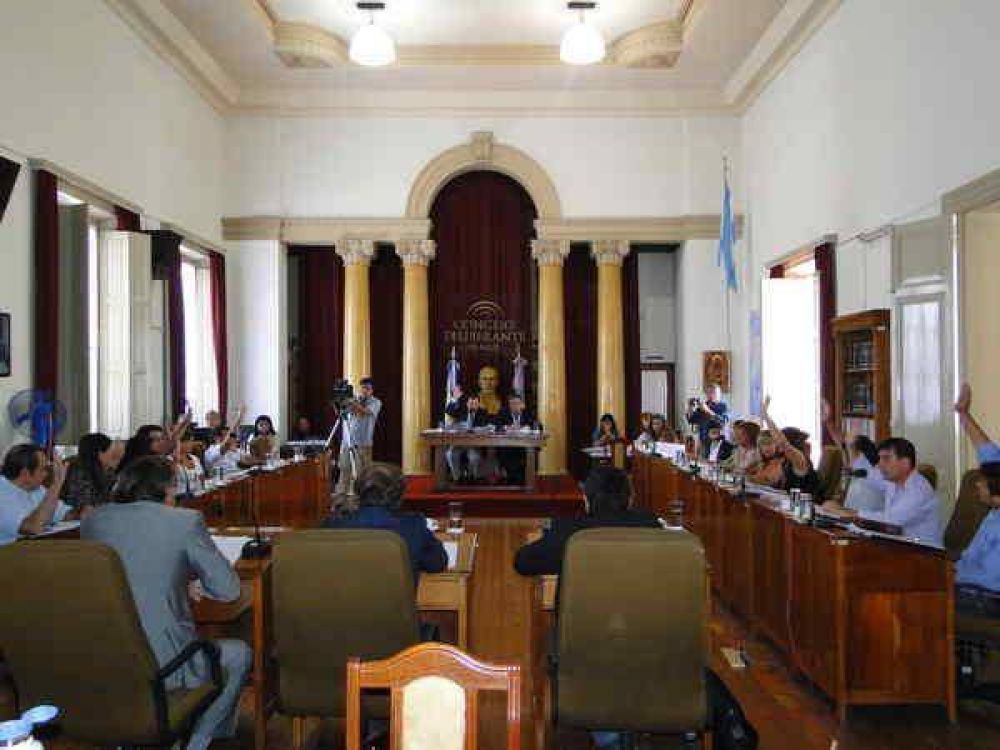 El debate por los salarios de los municipales lleg� al Concejo