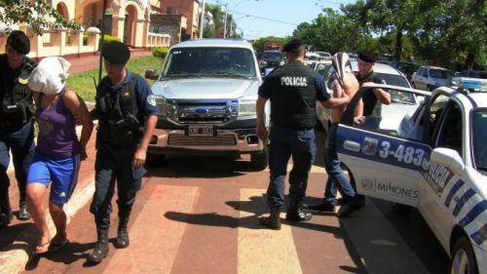 Investigan incendio intencional de una casa y hay cinco sospechosos detenidos