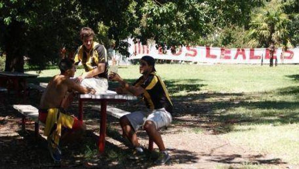 Barras amigas: los pincharratas agasajaron a hinchas de Pe�arol