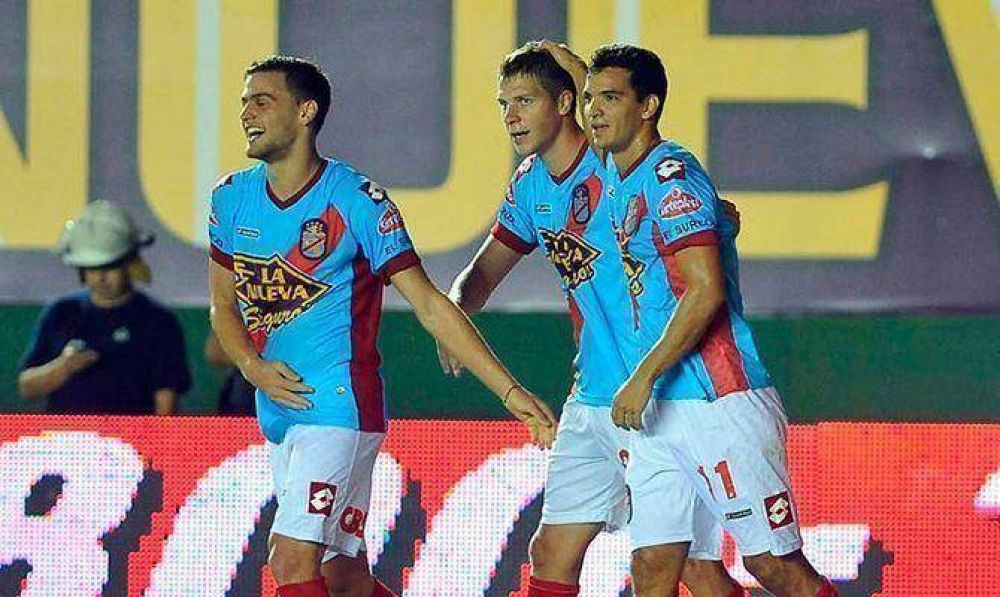 Arsenal se acomod� en el grupo y hundi� a Pe�arol
