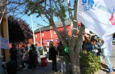 UnTER realiz� una volanteada para reclamar mejores condiciones laborales