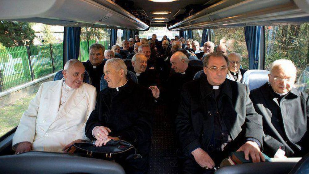 Francisco vuelve en �mnibus al Vaticano, luego de cinco d�as de retiro
