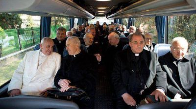 Francisco vuelve en �mnibus al Vaticano, luego de cinco d�as de retiro