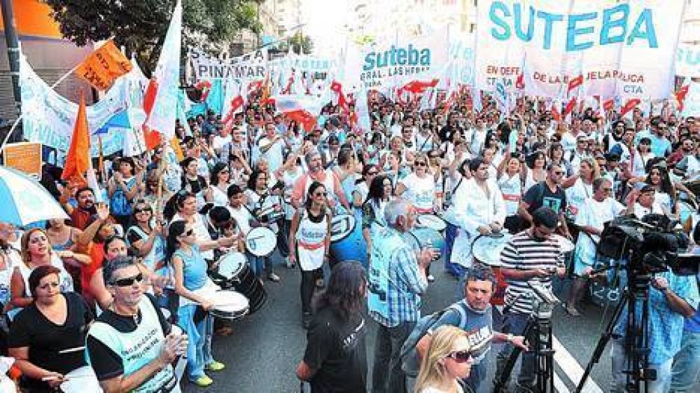 Les descontar�n hasta $ 1.700 a los docentes, pero igual sigue el paro