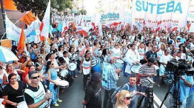 Les descontar�n hasta $ 1.700 a los docentes, pero igual sigue el paro
