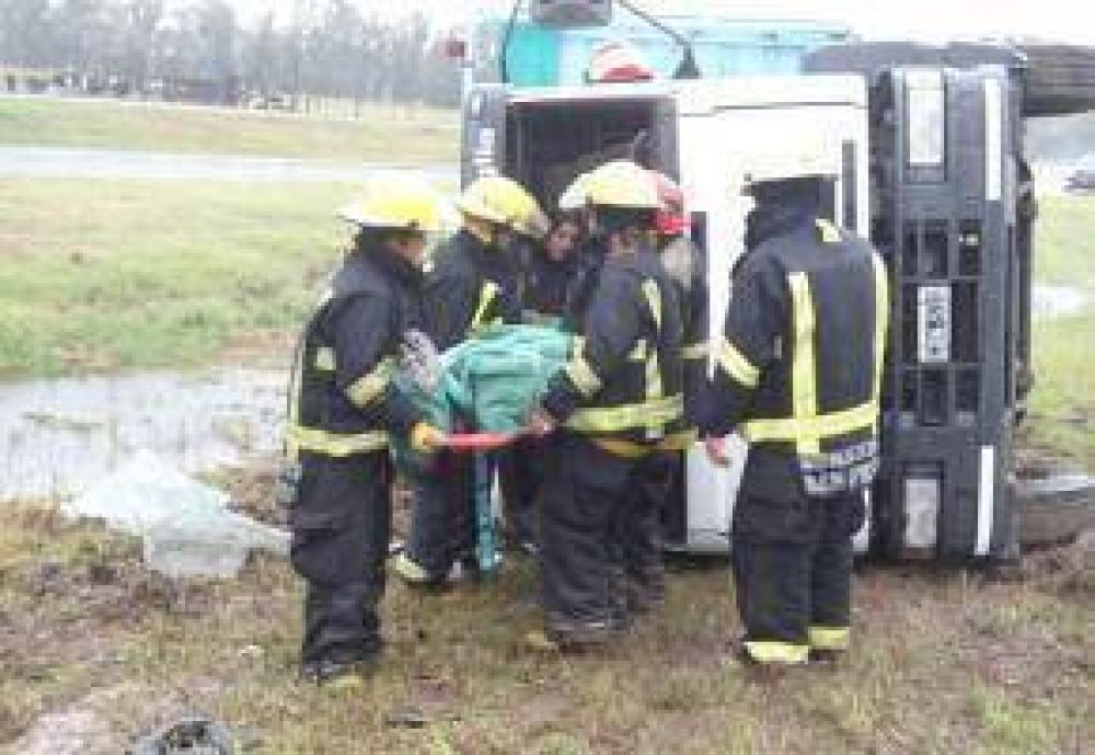 Camionero internado tras volcar en la Ruta N� 9