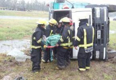 Camionero internado tras volcar en la Ruta N� 9