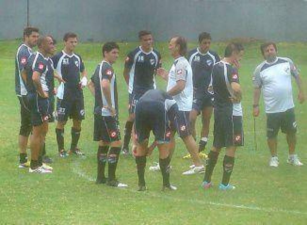 Quilmes hizo la pr�ctica de f�tbol y Caruso meti� tres variantes en el once inicial