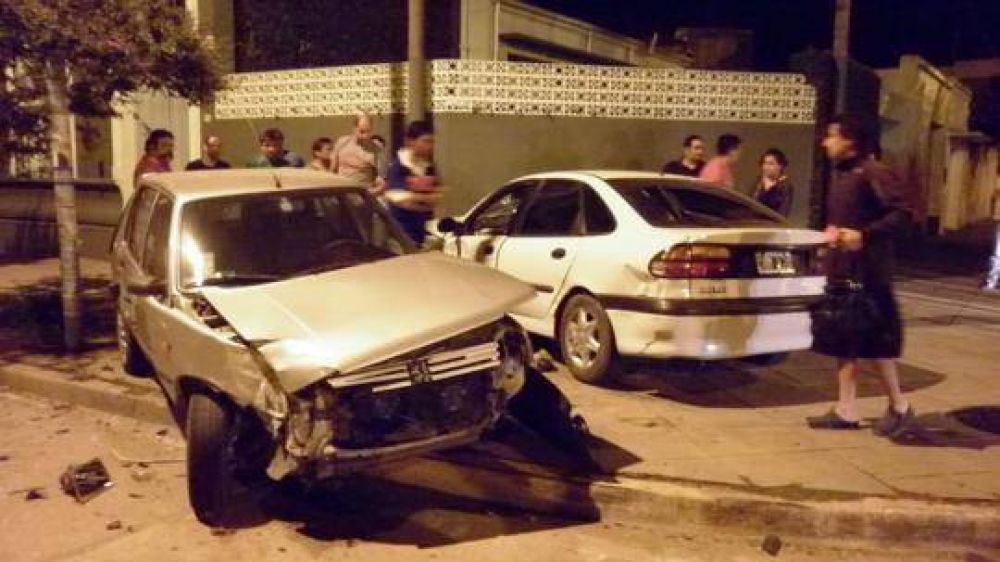 Violento choque entre dos autos que terminaron sobre la vereda