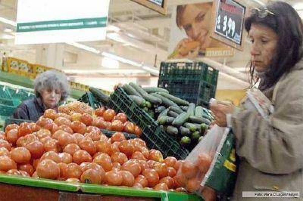 Los productores de frutas aseguran que las cadenas de supermercados abusan con los precios
