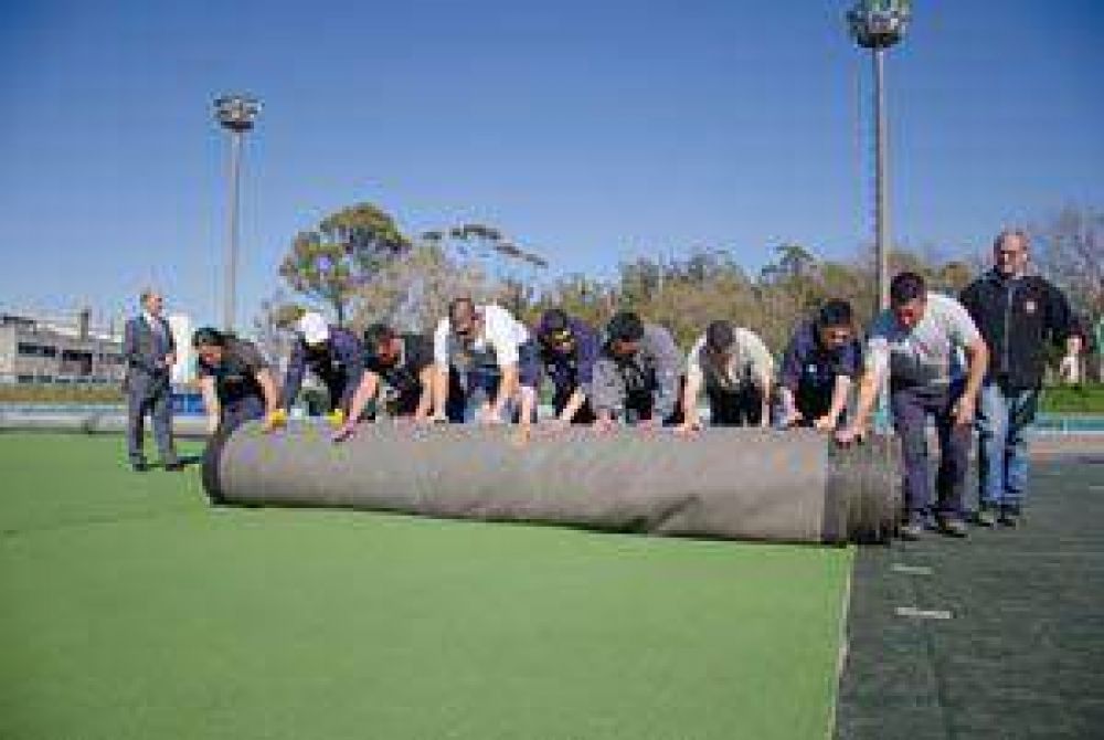 Cancha de Hockey Municipal: comenzaron los trabajos de recambio de c�sped sint�tico