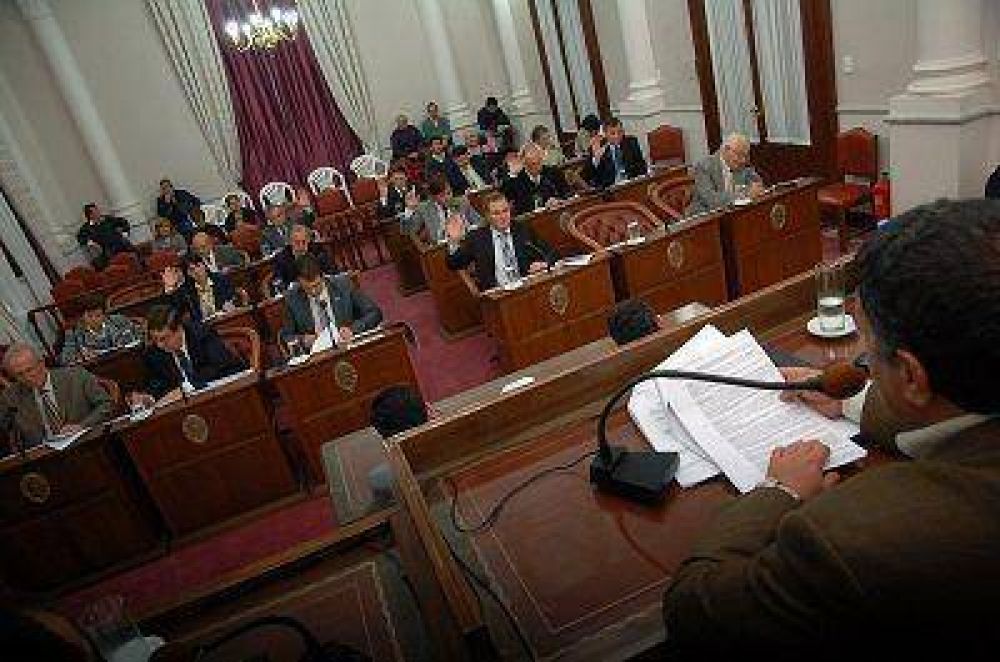 Senadores alineados con Urribarri