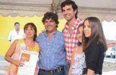 Urtubey: "No vamos a descansar hasta lograr que cada salte�o tenga un lugar digno para vivir"