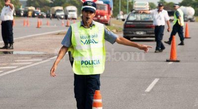 Escap� de un control, choc�, muri� y le encontraron un arsenal en el auto